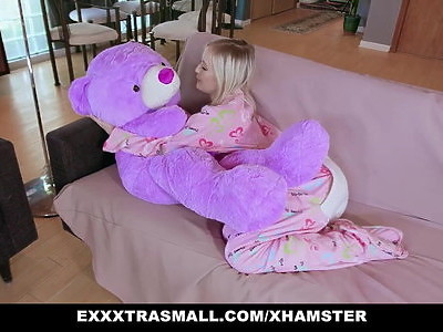 nastolatka w okularkach chce się pieprzyć