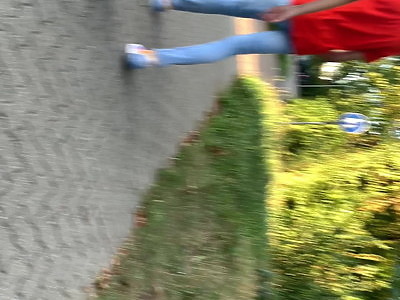 cycata nastolatka przygląda się jego penisowi