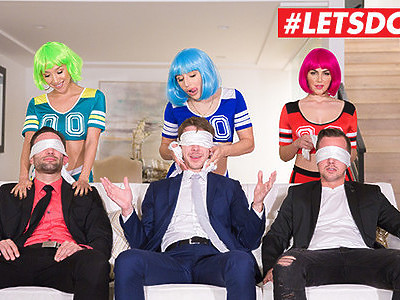 słodka nastolatka chwyta go za grubego członka