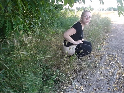 młode bawią się klockami i swoimi cipkami