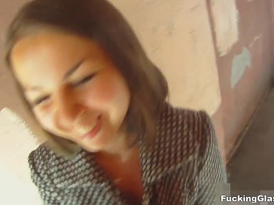 nastolatka masturbuje się podczas wycieczki