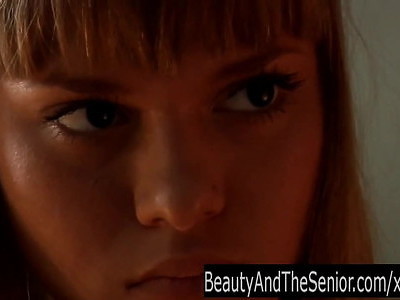 nastolatki w tenisówkach ruchane w trójkącie