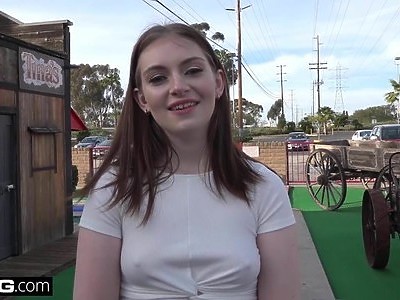 cycata nastolatka wsadza sobie zabawkę w tyłek