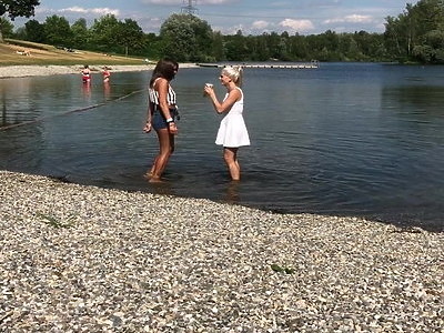 chuda nastolatka pieści się po szparce