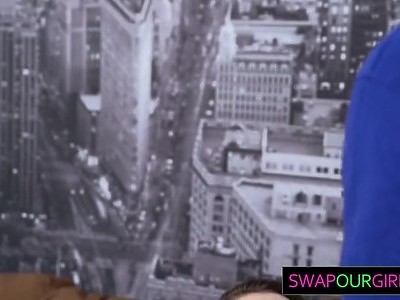 napalona nastolatka pieści się po cyckach