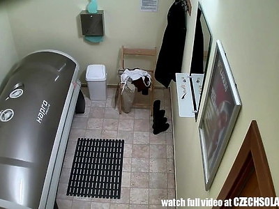 amatorka się kąpie i ubiera