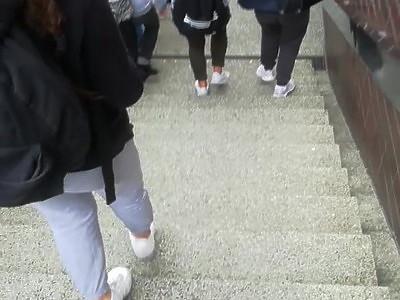 tatuś zabawia się z nią w łóżku