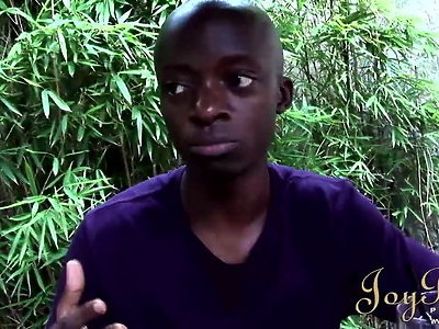 nastolatka wysysa spermę z kutasów