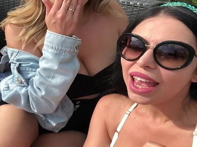 słodka osiemnastolatka obciąga niewielkiego penisa