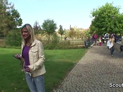 amatorka liże członka na kolanach