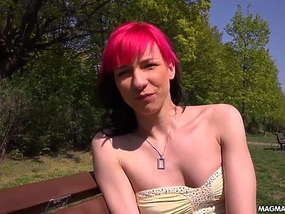 uczy młodą studentkę jak się robi laskę