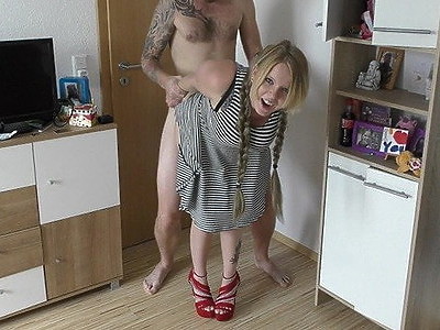 naga nastolatka pokazuje erotyczny trening