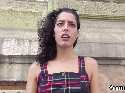 silikonowa nastolatka zdejmuje przed nią stringi