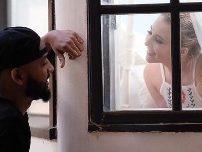 wysportowana nastolatka tańczy przed kamerką i zdejmuje bluzeczkę