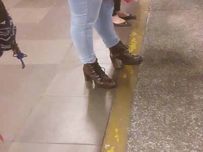 nastolatka w stringach ociera się o fiuta