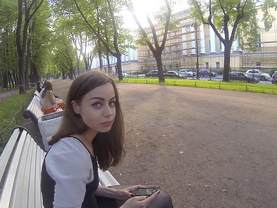 rucha się z nastolatkami w pubie