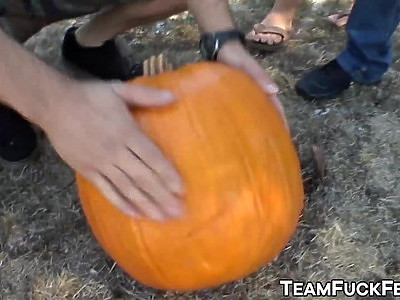 młoda suczka rżnięta na kanapie