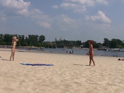 nastolatka ma rozepchaną analną dziureczkę