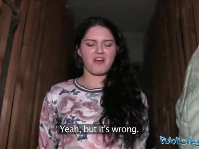 nastolatka leży na białej kanapie