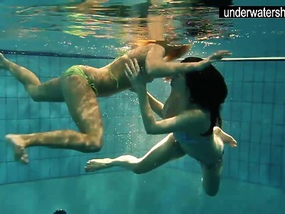 nastolatka w pończochach pieści swą szparkę