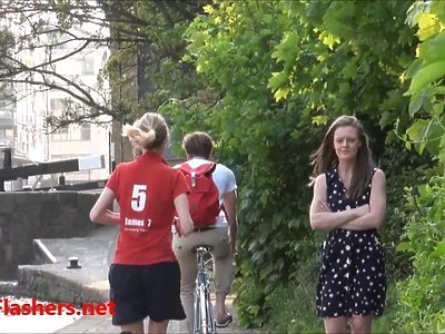 rżnie nagą nastolatkę od tylca