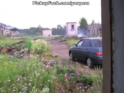 młoda mała nastolatka robi loda