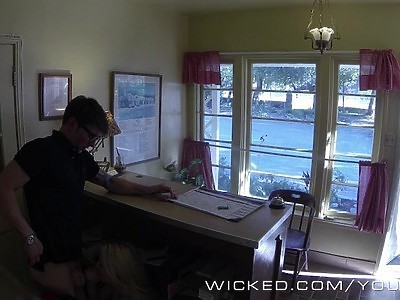 niesamowicie napalona blond przyrodnia siostra zostaje zerżnięta