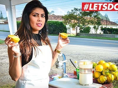 boska nastolatka w białej bieliźnie