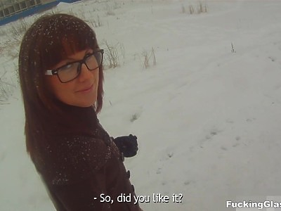 nastolatka z biustem na wierzchu fajnie porusza się na kutasie