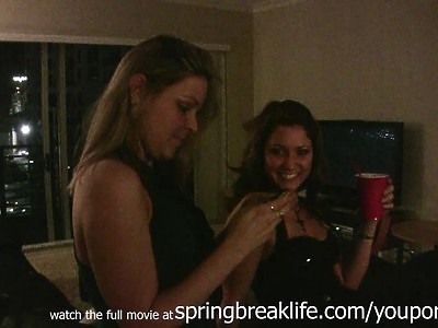 nastolatka z dużym dekoltem dogadza pałce