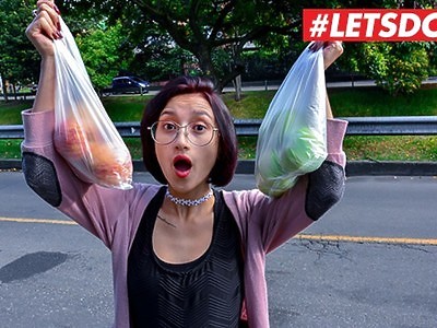 młoda nastolatka ostro robi loda