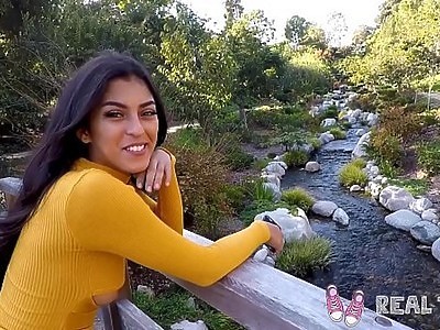 wychudzona nastolatka daje sobie z palca