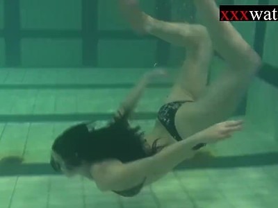 nastolatka z boską dupką szaleje przed kamerka