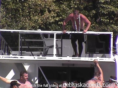 ruda nastolatka karmi faceta marchewką