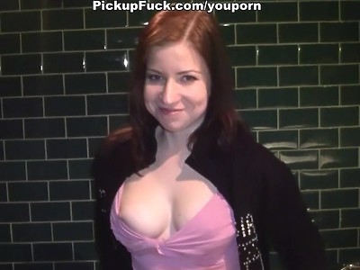 nastolatka liże kutaska na kanapie