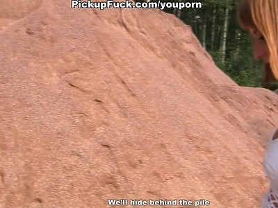 nastolatka w czerwonej koszuli nocnej liże jego pałe