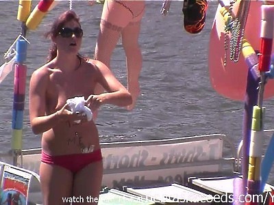 czarnowłosa nastolatka obciąga grubego kutasa