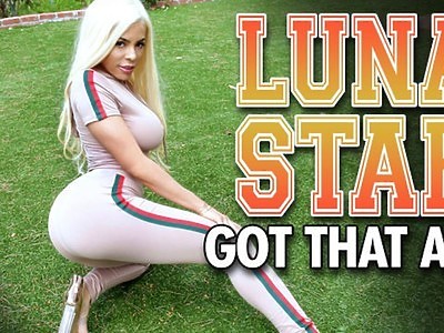 zgrabna blond łania z tatuśkiem